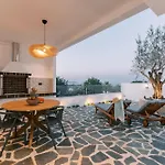Villa Square Luxury